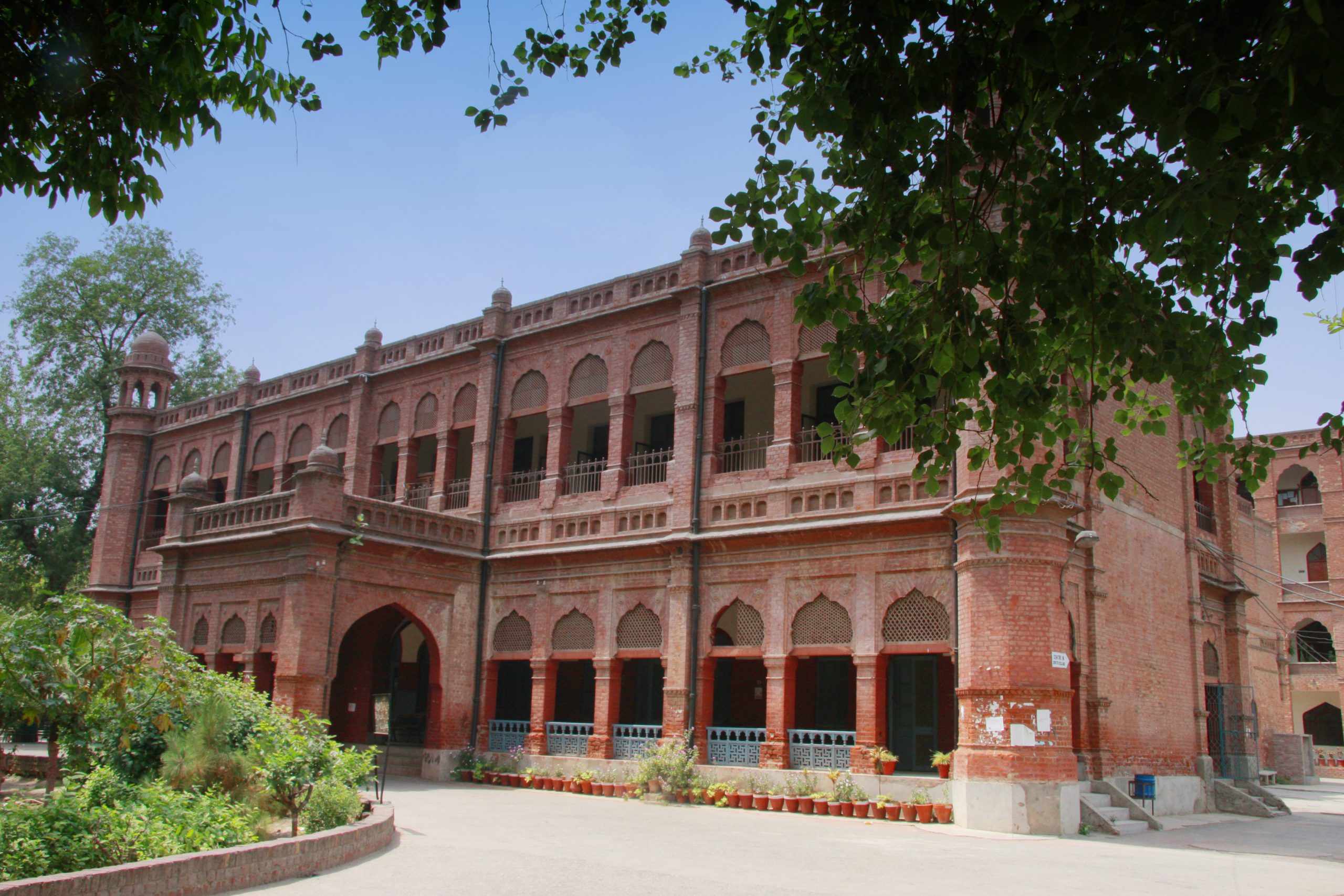 Top Female Colleges and Universities in Lahore