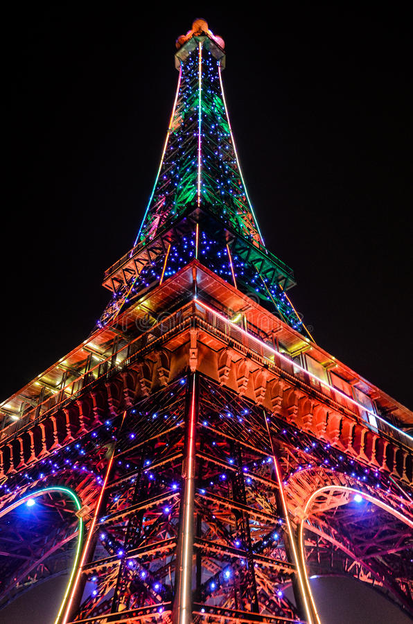 Places To Visit In Lahore With Family And Friends Eiffel Tower Lahore